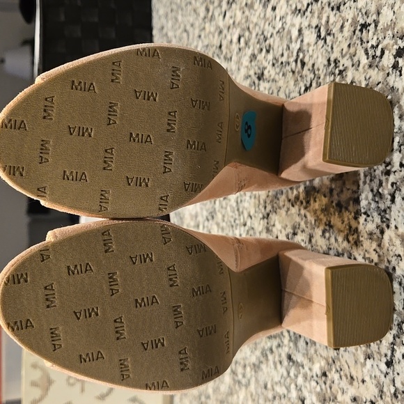 MIA AVRIL PEEP TOE PINK/ BLUSH SUEDE BOOTS. SIZE 8M. - Picture 5 of 9